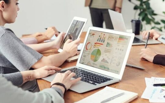 What’s the Difference Between Financial and Research Analysts?