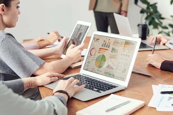 What’s the Difference Between Financial and Research Analysts?